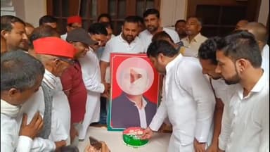 हसनपुर: हसनपुर में सपा के पूर्व मुख्यमंत्री का जन्मदिन बड़ी धूमधाम के साथ मनाया गया