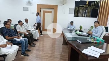 बेतिया: समाहरणालय सभागार में मतदान केंद्रों के युक्तिकरण को लेकर प्रारूप सूची जारी, राजनीतिक दलों के साथ बैठक संपन्न