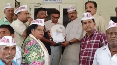 झांसी: जिलाधिकारी कार्यालय में बुंदेलखंड राज्य की मांग को लेकर सौंपा गया ज्ञापन, राष्ट्रीय अध्यक्ष ने कहा संघर्ष जारी रहेगा