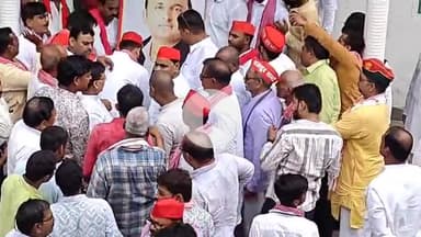 मिर्ज़ापुर: सपा सुप्रीमो व पूर्व मुख्यमंत्री अखिलेश यादव का जन्मदिन पार्टी कार्यकर्ताओं ने लोहिया ट्रस्ट कार्यालय में मनाया