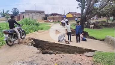 किस्को: खरकी बाला टोली पंचायत भवन के पास एक साल से धंसे पुल से लोग परेशान, जान हथेली पर रखकर कर रहे आवागमन #jansamasya