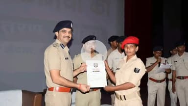 बेतिया: प्रेक्षा गृह सभागार कक्ष में बेतिया पुलिस बल के नव नियुक्त सिपाहियों को नियुक्ति पत्र सौंपे गए, दिलाई शपथ