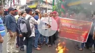 मेदिनीनगर (डालटनगंज): पलामू: बर्खास्त अनुसेवकों ने समाहरणालय से छहमुहान तक निकाली आक्रोश रैली, समायोजन की मांग दोहराई