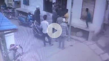 झांसी: तलैया मुहल्ले में दुकानदार ने पड़ोसी को उधार दिया मोबाइल, उधारी मांगने पर पड़ोसी ने साथियों के साथ मिलकर पीटा