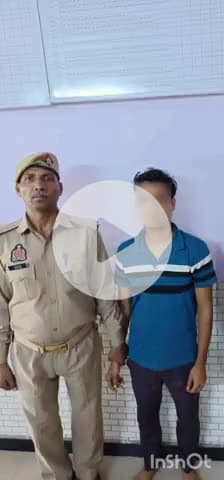 फिरोज़ाबाद: दीवार की आड़ में छिपा चाकूबाज सोएब, थाना रामगढ़ पुलिस ने किया गिरफ्तार