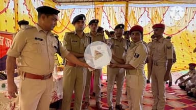 नवादा: पुलिस लाइन में पुलिस अधीक्षक ने नव चयनित पुलिस कर्मियों को प्रमाण पत्र देकर किया सम्मानित