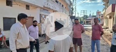 कलीनगर: गौरी शंकर मंदिर जाने वाली निर्माणाधीन सड़क का डीएम ने किया निरीक्षण, दिए निर्देश