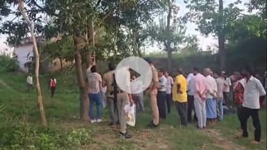 हसनपुर: सैदनगली में पेड़ से लटका मिला युवक का शव, फिंगरप्रिंट एक्सपर्ट टीम ने जुटाए साक्ष्य, पुलिस जांच में जुटी