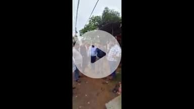 पांकी: पांकी बाजार की स्थिति का जायजा लेते प्रखंड प्रमुख पंचम प्रसाद