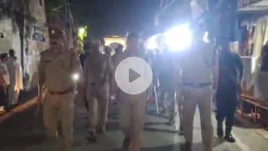 रामपुर: पुलिस अधीक्षक विद्यासागर मिश्र ने नगर कोतवाली क्षेत्र के भीड़भाड़ वाले इलाके में फ्लैग मार्च कर शांति की अपील की