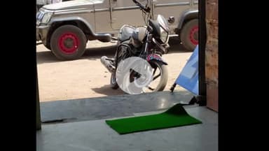 अंबड: दुचाकीवर आलेल्या तिघा अनोळखी चोरा पैकी एकाने मुख्य बाजारपेठेतील बुलढाणा बँकेसमोरून दुचाकी लांबवली