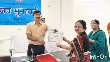 बमोरी: कलेक्टर ने विभिन्न विभागों में उत्कृष्ट कार्य करने वाले अधिकारियों-कर्मचारियों को कलेक्ट्रेट में किया सम्मानित