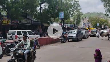 बूंदी: केएन सिंह चौराहे रोड पर बेतरतीब खड़े वाहनों से लग रहा है जाम, पुलिस प्रशासन द्वारा नहीं हो रही कोई कार्रवाई