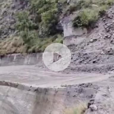 टापरी: किन्नौर का पागल नाला फिर हुआ पागल, गिरा मलवा, सड़क मार्ग पर बना दलदल, बना हुआ खतरा