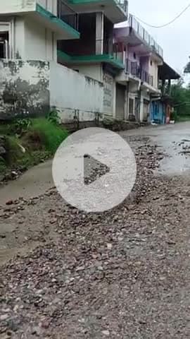 Vibhaag sadak nirmaan mein esa material use kr rhi hai ki baarish hotey hi gadhe pdh gye