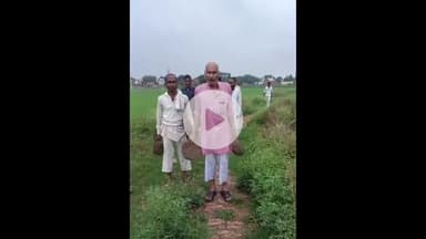 बड़ौत: दोघट कस्बे में रास्ते पर जलभराव के कारण 1.5 किमी की दूरी तय कर श्मशान घाट पहुंचे लोग, वीडियो सोशल मीडिया पर हुआ वायरल