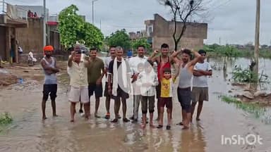 धौलपुर: #jan samasyaशहर में बारिश से भरा पानी, कई कॉलोनियों में बाढ़ जैसे हालात नगर परिषद और प्रशासन के खिलाफ फूटा लोगों गुस्सा