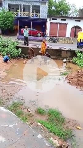 ग्राम पंचायत मवई के मोहल्ला ढडंकन पर दूषित पानी पीने को मजबूर हैं दबंगों द्वारा शासकीय जमीन पर कब्जा कर लिया 
#टीकमगढ़