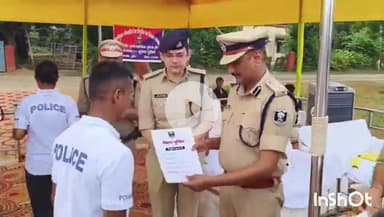 मुंगेर: पुलिस केंद्र मुंगेर में पुलिस उपमहानिरीक्षक एवं एसपी ने नवनियुक्त सिपाहियों को नियुक्ति पत्र वितरित किए