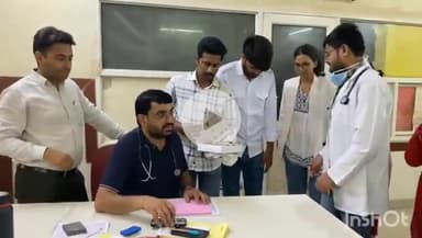 चूरू: डाॅक्टर डे पर डीबी अस्पताल में डॉक्टरों का सम्मान, मिठाई खिलाकर किया गया सम्मान