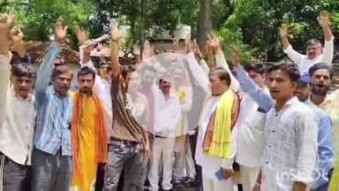 बहराइच: कलेक्ट्रेट स्थित धरना स्थल पर परशुराम सेवा संस्थान के पदाधिकारियों ने किया प्रदर्शन, नगर मजिस्ट्रेट को सौंपा ज्ञापन