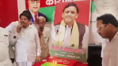 मंझनपुर: अखिलेश यादव के जन्मदिन पर मंझनपुर में सपा कार्यकर्ताओं ने जश्न से ज़्यादा दिखाई ज़िम्मेदारी, केक काटकर किया रक्तदान