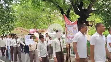 उरई: कलेक्ट्रेट सभागार उरई में जिलाधिकारी ने संचारी रोग नियंत्रण अभियान की रैली को हरी झंडी दिखाकर किया रवाना