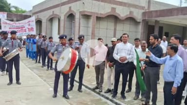 मंझनपुर: जिलाधिकारी ने मंझनपुर कलेक्ट्रेट से विशेष संचारी रोग नियंत्रण अभियान की जनजागरूकता रैली को हरी झंडी दिखाकर किया रवाना