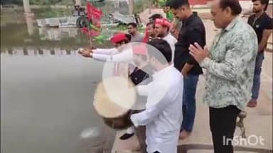 सपा अध्यक्ष अखिलेश यादव का 53वां जन्मदिन सपा कार्यकर्ताओं ने दुग्धाभिषेक कर मनाया