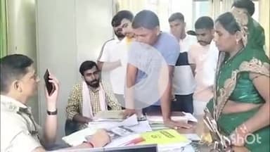 भभुआ: भभुआ में बैंक खाता से ₹1 लाख 62 हजार की धोखाधड़ी से निकासी के मामले में भभुआ थाना में दिया गया आवेदन