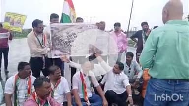 हिंगणघाट: नांदगाव उडाण पुलावर पडलेल्या भगदाडासाठी राकॉपा शरद पवार पक्षाचे रास्त रोको आंदोलन:वाहनांच्या लांबलचक रांगा