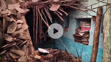 मऊरानीपुर: रेलवे स्टेशन के पास भारी बारिश से धरासाई हुआ कच्चा मकान, मां-बेटी मलवे में दबी, रेस्क्यू कर बाहर निकाला गया