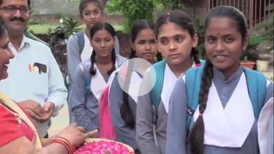 कोल: मडराक के सरस्वती विद्या मंदिर में विद्यालय खुलने पर छात्र-छात्राओं को तिलक और पुष्पवर्षा कर दी गई, खिले चेहरे