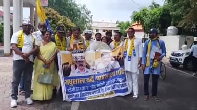 झांसी: योगी सरकार के प्राथमिक विद्यालय बंद करने के फैसले पर झांसी में AAP ने किया हल्ला बोल, कलेक्ट कार्यालय में सौंपा ज्ञापन