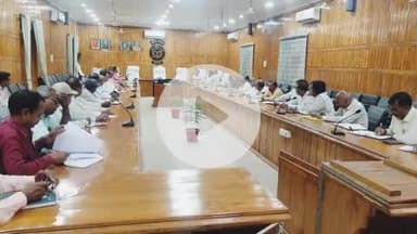 बहराइच: कलेक्ट्रेट सभागार में खरीफ क्रॉप कटिंग प्रशिक्षण कार्यक्रम में प्रशिक्षित किए गए राजस्व कार्मिकों को दिया गया प्रशिक्षण