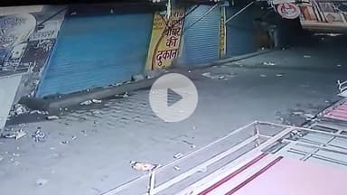 कोल: तस्वीर महल पर अंग्रेजी शराब ठेके में चोर ने ₹50 हजार की चोरी की घटना को दिया अंजाम, CCTV में कैद हुई