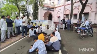 धार: रेलवे मुआवजे को लेकर किसान भड़के, धार कलेक्टर कार्यालय पर दिया धरना