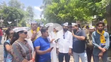 बरेली: डीएम कार्यालय पर आप कार्यकर्ताओं ने योगी सरकार के विद्यालय बंदी आदेश के खिलाफ किया प्रदर्शन, नारेबाजी की