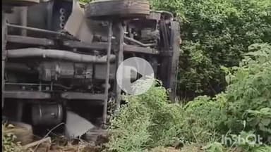 हिसुआ: हिसुआ के खानपुर मोड़ के पास पुलिस कैंप के निकट अचानक ट्रक पलटी, चालक और खलासी बाल-बाल बचे