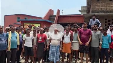 कुटुंबा: सूही सरकारी विद्यालय पर धौंस जमा रहे निजी स्कूल के संचालक, ग्रामीणों ने प्रदर्शन कर की गिरफ्तारी की मांग