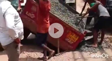 मुंगेर: अंबे चौक से शाह जुबेर रोड तक सड़क पर गड्ढे, ट्रैक्टर पलटा, कोई हताहत नहीं