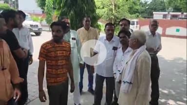 कोल: अकराबाद को तहसील बनाने की मांग को लेकर लोगों ने DM कार्यालय पहुंचकर DM से की मुलाकात, विधायक पर धमकी देने का लगाया आरोप