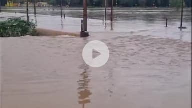 मऊरानीपुर: देवरी सिंहपुरा के पास बने रिपटे पर पानी आ जाने से फंसे दो बच्चों का नगर पंचायत के कर्मचारियों ने जेसीबी से किया रेस्क्यू