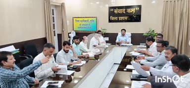 मुंगेर: समाहरणालय के संवाद कक्ष में जिलाधिकारी ने अधिकारियों के साथ बैठक की, आवश्यक दिशा निर्देश दिए