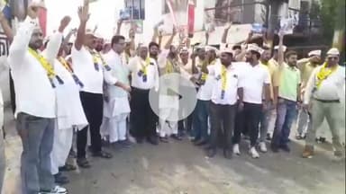 रामपुर: बुधवार को बरेली गेट पर AAP ने प्राथमिक विद्यालयों को बंद करने के खिलाफ प्रदर्शन किया