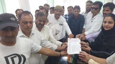 रामपुर: कार्यालय पर हाउस और वाटर टैक्स में बढ़ोतरी के संबंध में व्यापारियों ने नगर पालिका अध्यक्ष सना खानम को ज्ञापन सौंपा