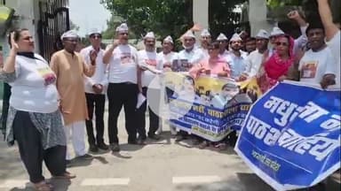 कोल: यूपी में 27 हजार विद्यालय बंद करने के विरोध में AAP ने कलेक्ट्रेट में किया प्रदर्शन, सरकार विरोधी नारे लगाए