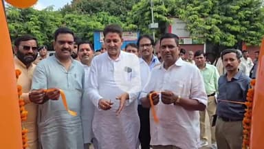 कन्नौज: रोडवेज बस स्टेंड से राज्यमंत्री ने 5 नई बसों को हरी झंडी दिखाकर किया रवाना