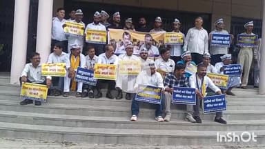 बागपत: AAP का विरोध प्रदर्शन, 50 से कम छात्र वाले स्कूल बंद करने के फैसले के खिलाफ कलेक्टर पर किया प्रदर्शन