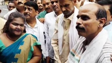 श्योपुर में आज एसपी कार्यालय पर जिला कांग्रेस के प्रदर्शन दौरान बातचीत।